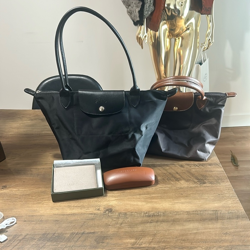 Longchamp 4items
2bags 
1wallet
1 eyeglasses case